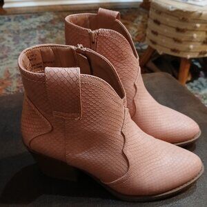 Womens Size 8 pink booties